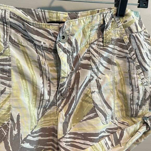 Calvin Klein Jeans Size 8 Tropical Palm Roll Tab Shorts - Picture 3 of 9